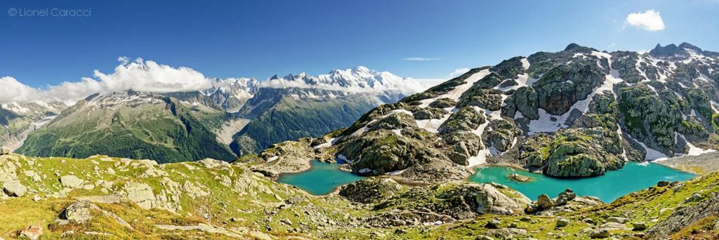 Photographie de Paysage de Montagne, avec le Lac Blanc ainsi que le Massif du Mont Blanc. Photo d'art de Paysage de Montagne des Alpes de Lionel Caracci, qui expose par ailleurs ses décorations murales chez Krom Galerie Lyon.