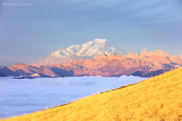 Photographie de Paysage de Montagne, depuis le Col de la Madeleine, avec le Massif du Mont-Blanc, du Beaufortain, ainsi que la Vallée de la Tarentaise. Photo d'art de Montagne des Alpes de Lionel Caracci, qui expose par ailleurs ses décorations murales chez Krom Galerie Lyon.